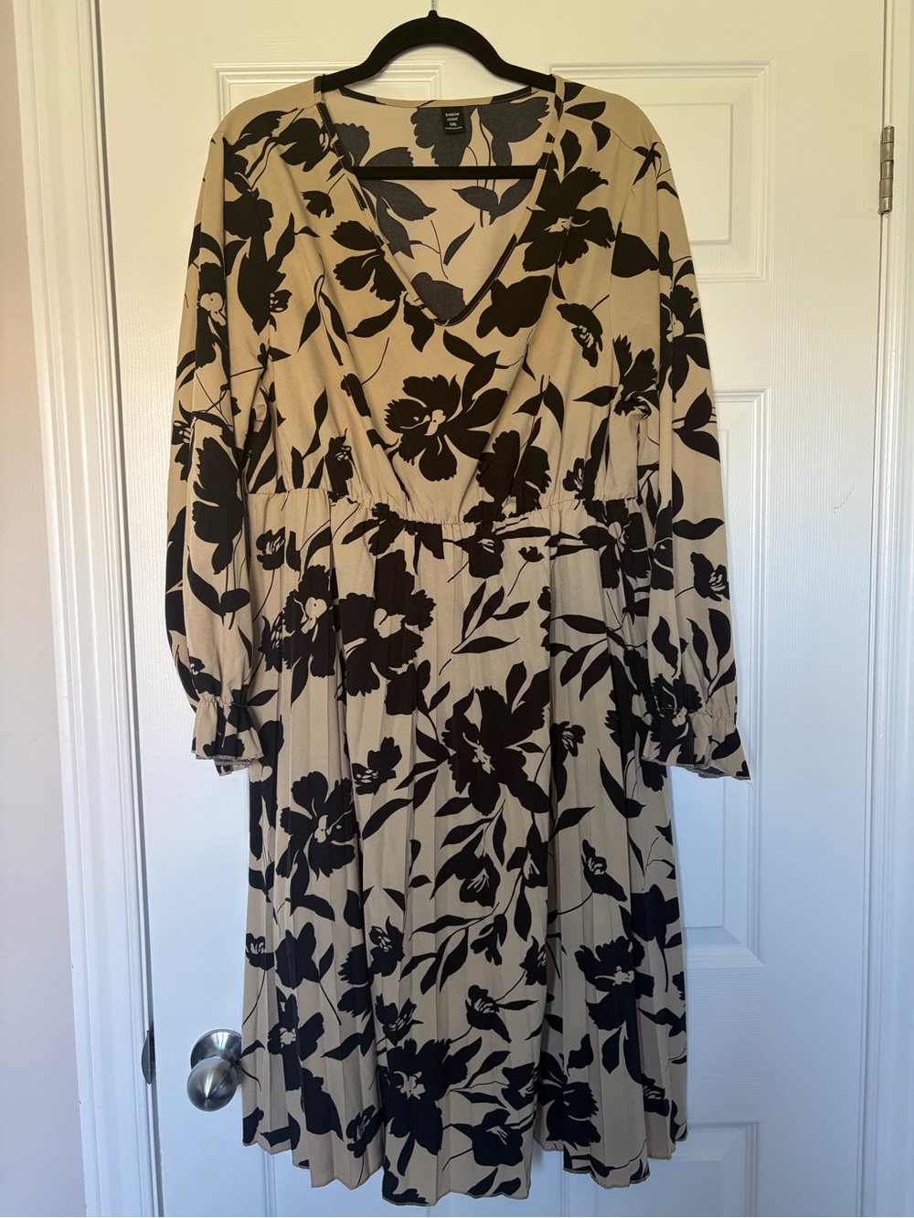 Women’s Floral V-Neck Long Sleeve Dress - Beige/Black